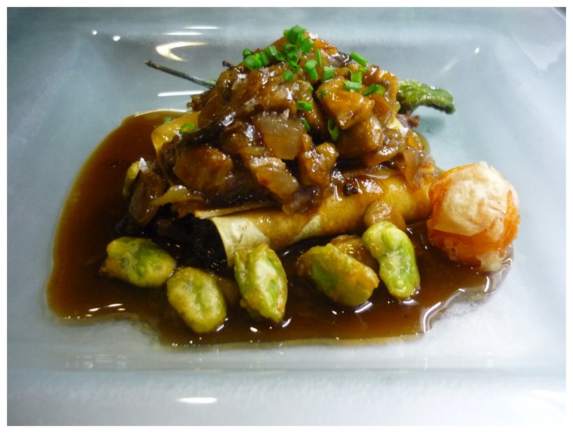 A Tu Gusto en Valencia canelon meloso de rabo de toro con cebollas caramelizadas y habitas crujientes